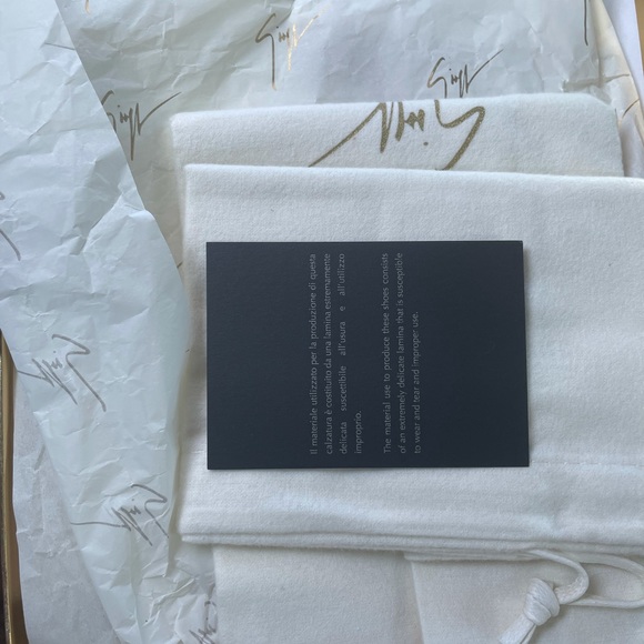 Authentic shoes color red and white size 12.5 a kid shoe brand new - Picture 3 of 6